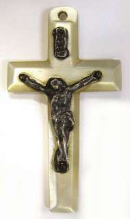 PETITE CROIX ANCIENNE en NACRE. Christ en métal argenté.Fin XIXème 