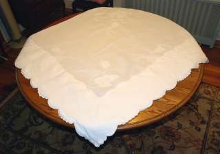 Organdy and Linen White Appliqué Tablecloth   Banquet Size   92 x 