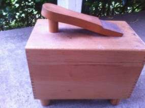 VINTAGE Wood ESQUIRE DE LUXE SHOE Shine VALET Box Chest WITH Brushes 