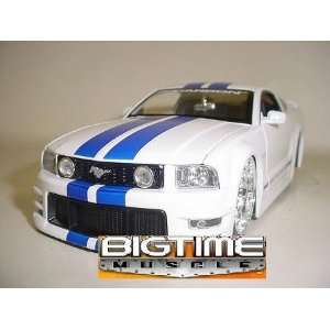  Jada Dub City Big Time Muscle White 2005 Ford Mustang GT 