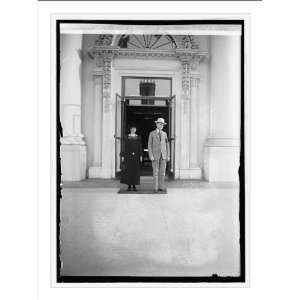   Coolidge & Mrs. C. arriving at White House, 8/21/23