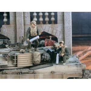   US Tankers Handling Ammo Iraq 2 Figures 1 35 Verlinden Toys & Games