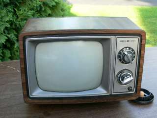   TV Television Set GE General Electric 1983 Brown Wood Like Box  