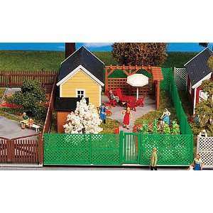  Garden House w/Green Chain Link Fence Toys & Games
