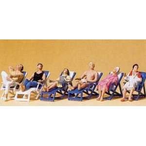  PEOPLE RESTING ON DECK CHAIRS   PREISER HO SCALE MODEL 