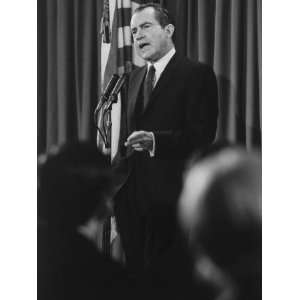 . Richard M. Nixon, Giving a Speech to Welcome Jordanian King Hussein 