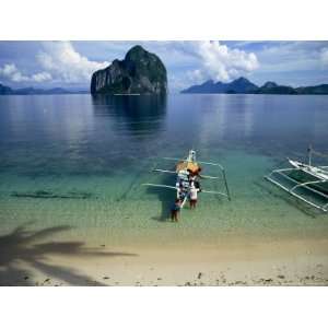Bangka (Boat) Leaves Shores of Malapacao Island, Bacuit Archipelago 